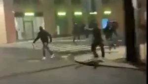 Zamaskowani bandyci atakują marokańskich kibiców na ulicach Werony (Źródło: Twitter)
