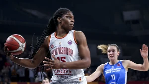 Teaira McCowan (z piłką)