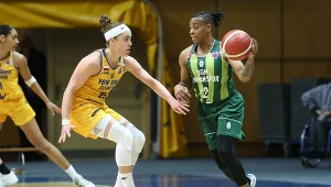 Zawodniczka VBW Arki Gdynia Marissa Kastanek (z lewej) i Riquna Williams z OGM Ormanspor Ankara