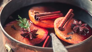 Jedno z zimowych skojarzeń? Grzaniec! Czy jest zdrowy? Jak go przygotować? Czerwone wino to tylko jedna z opcji