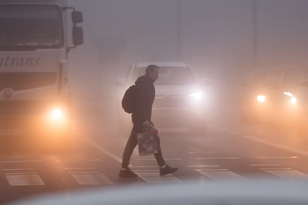 W trudnych warunkach atmosferycznych i nocą piesi bez odblasków stają się niewidoczni