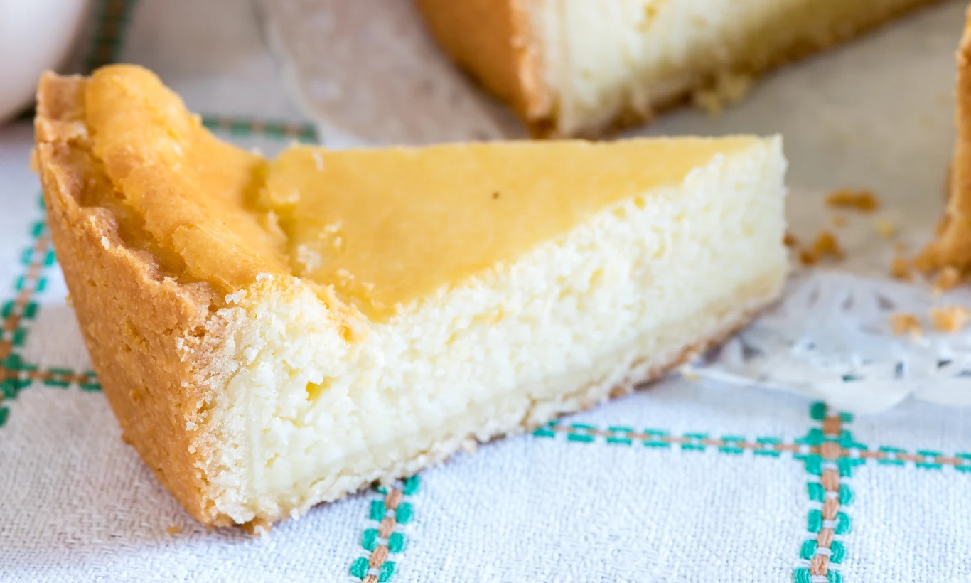 Sernik puszysty i lekki jak chmurka to marzenie każdego cukiernika-amatora. Co zrobić, aby sernik nie opadł?