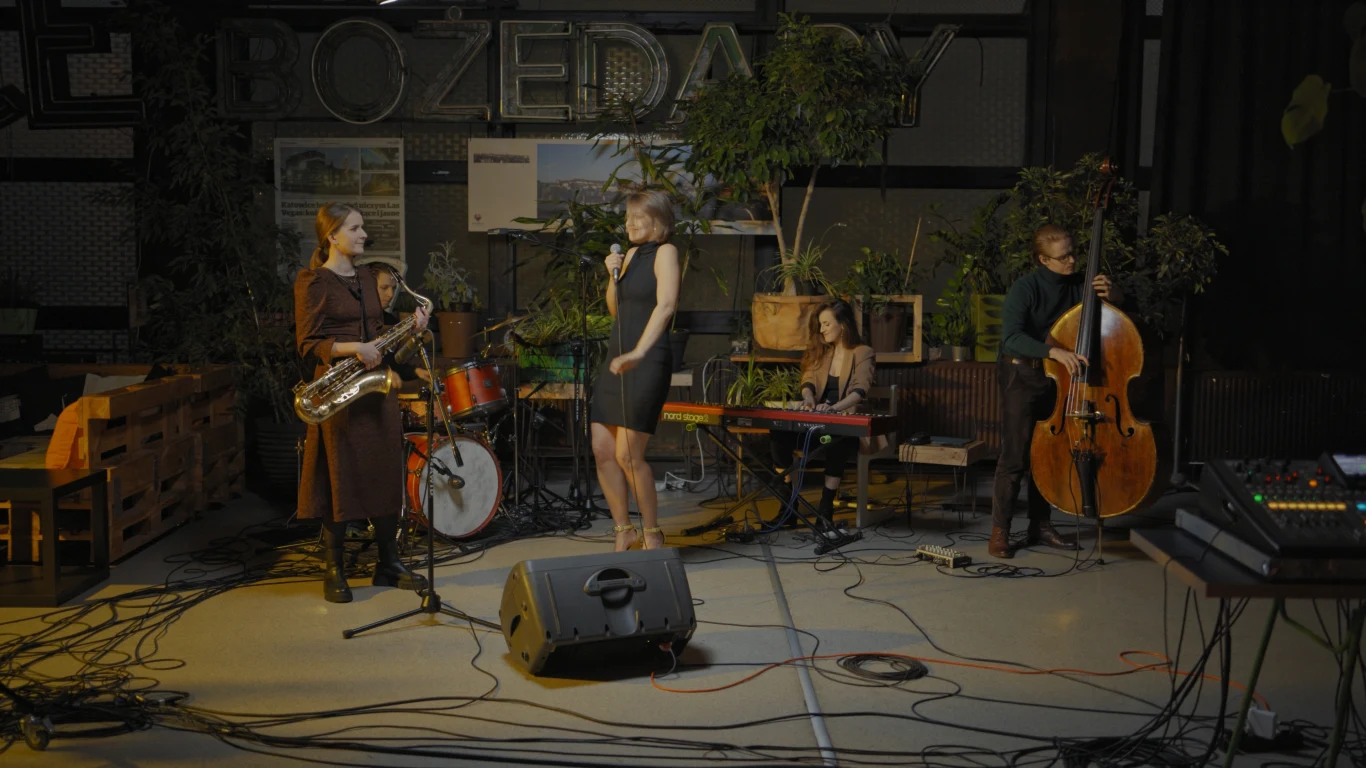 Kadr z video sesji zespołu MØW Kadr z video sesji zespołu MØW