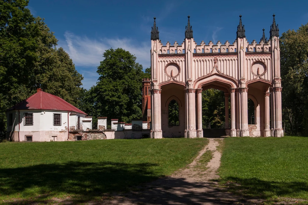 Ruiny pałacu w Dowspudzie, który powstał na zlecenie Ludwika Michała Paca