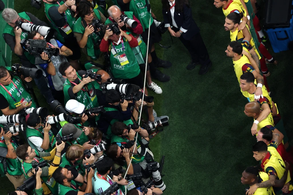 Uwaga fotoreporterów była zwrócona na siedzącego na ławce rezerwowych Cristiano Ronaldo