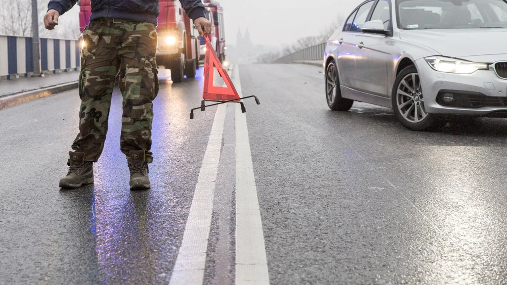 Czarny lód na drodze to poważne zagrożenie