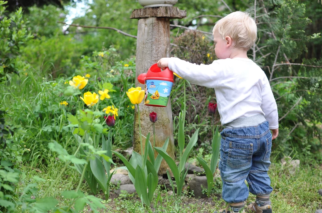 Warto zaangażować dzieci do prac w ogrodzie. Dla nich to ogromna frajda