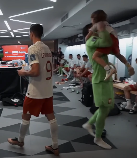 Robert Lewandowski, Liam Szczęsny Robert Lewandowski, Liam Szczęsny