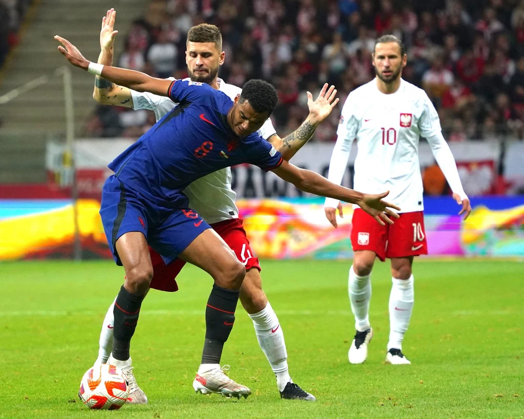 Mateusz Klich walczy z Codym Gakpom Mateusz Klich walczy z Codym Gakpom
