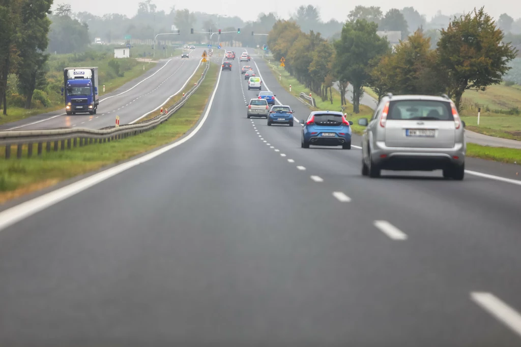 Drogi ekspresowe pozostaną drogami ekspresowymi z ograniczeniem na dwupasmowych i dwujezdniowych odcinkach do 120 km/h