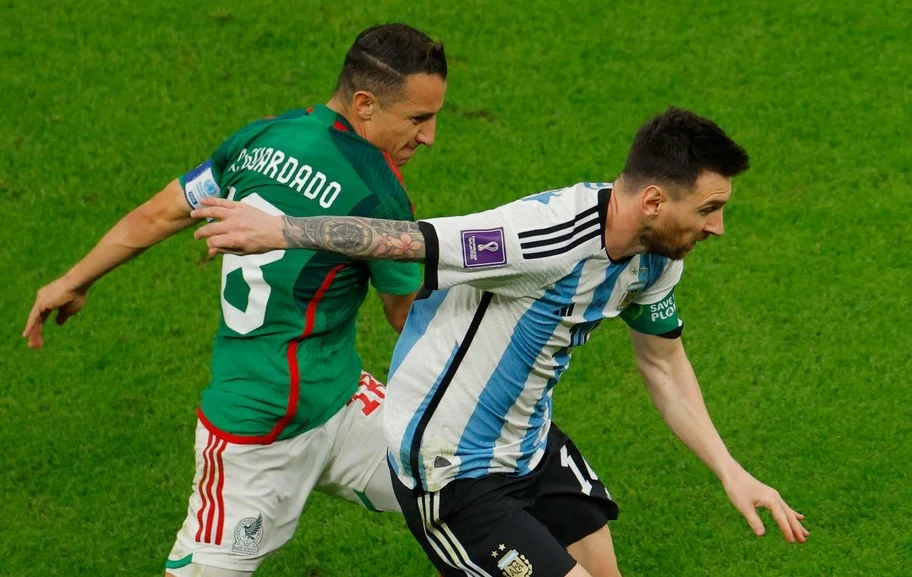 Andres Guardado w walce o piłkę z Lionelem Messim Andres Guardado w walce o piłkę z Lionelem Messim