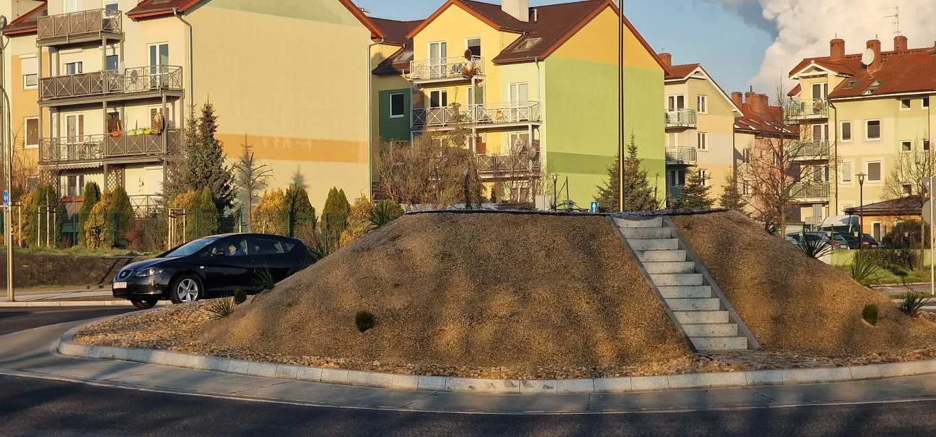 Kopiec na środku ronda