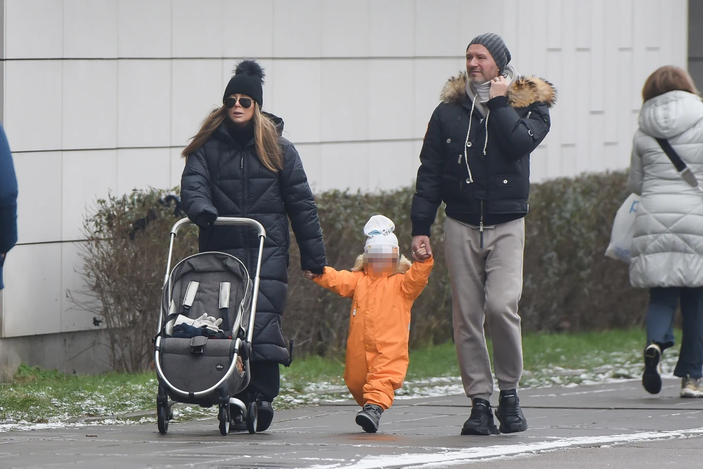 Małgorzata Rozenek, Henio i Radosław Majdan na spacerze i zakupach Małgorzata Rozenek, Henio i Radosław Majdan na spacerze i zakupach