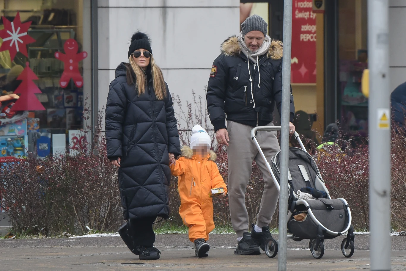 Małgorzata Rozenek, Henio i Radosław Majdan na spacerze i zakupach Małgorzata Rozenek, Henio i Radosław Majdan na spacerze i zakupach
