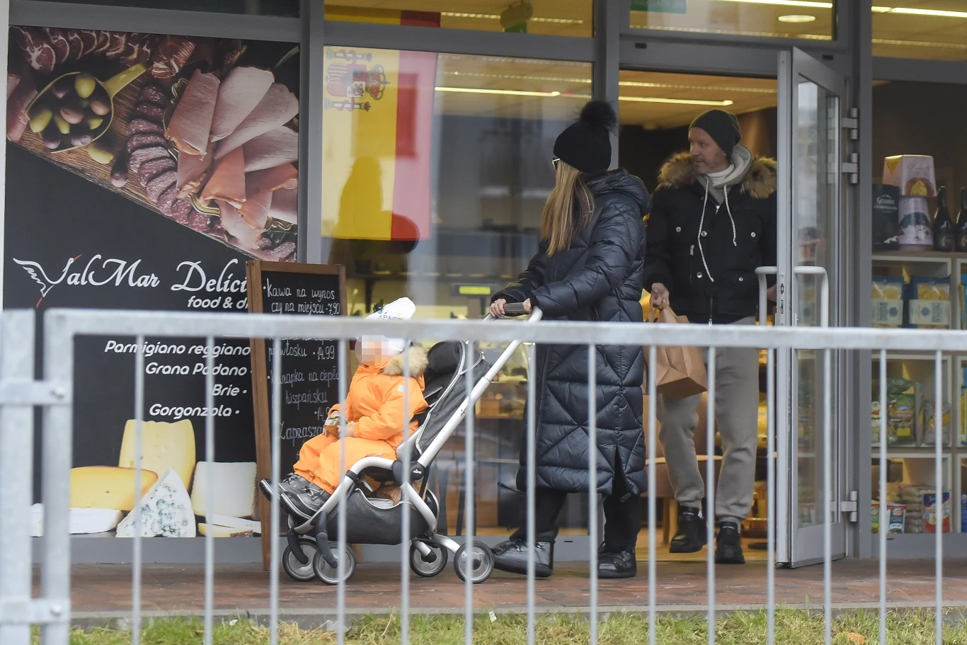 Małgorzata Rozenek, Henio i Radosław Majdan na spacerze i zakupach Małgorzata Rozenek, Henio i Radosław Majdan na spacerze i zakupach