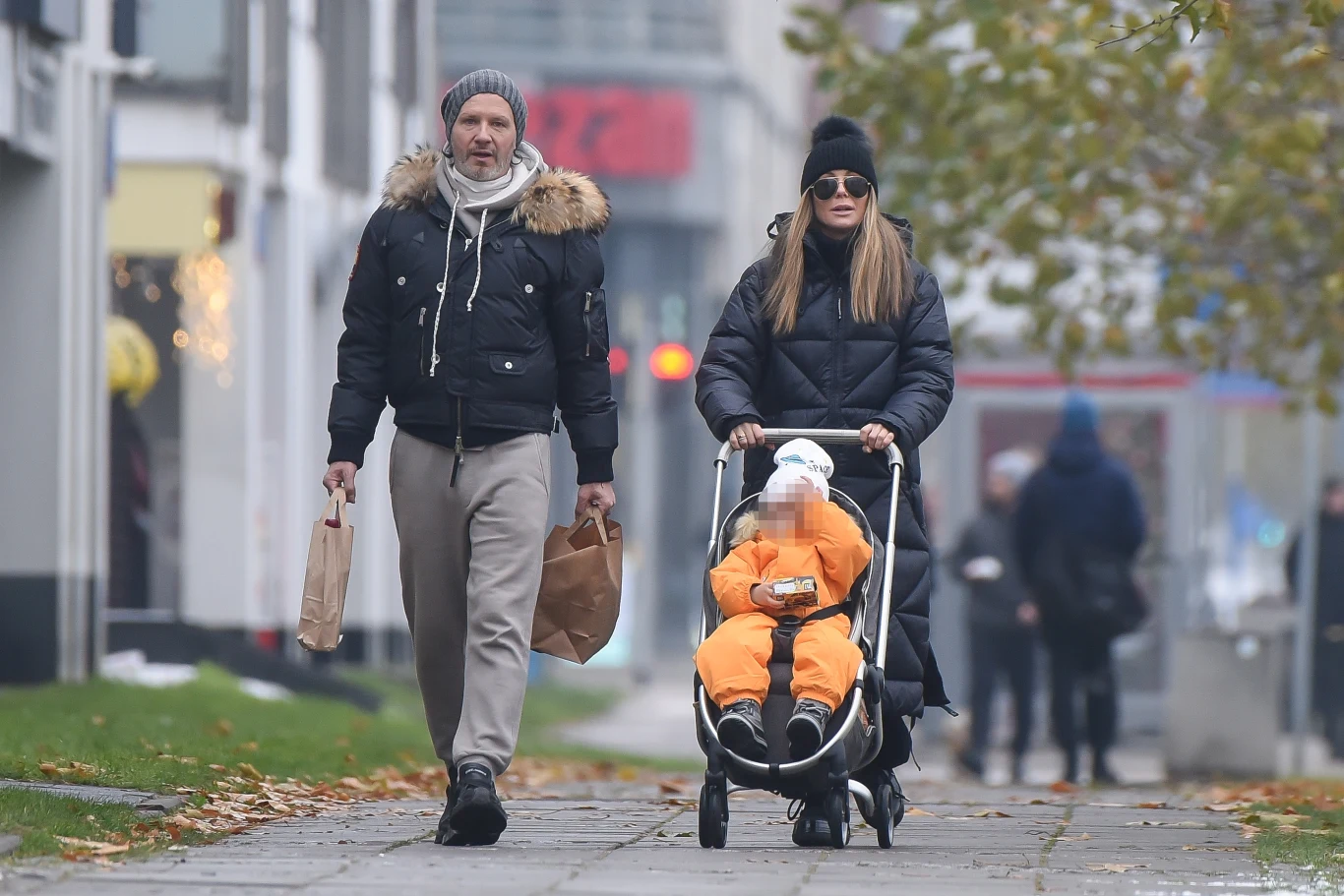 Małgorzata Rozenek, Henio i Radosław Majdan na spacerze i zakupach Małgorzata Rozenek, Henio i Radosław Majdan na spacerze i zakupach
