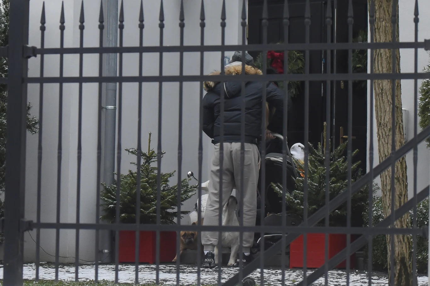 Małgorzata Rozenek, Henio i Radosław Majdan na spacerze i zakupach Małgorzata Rozenek, Henio i Radosław Majdan na spacerze i zakupach