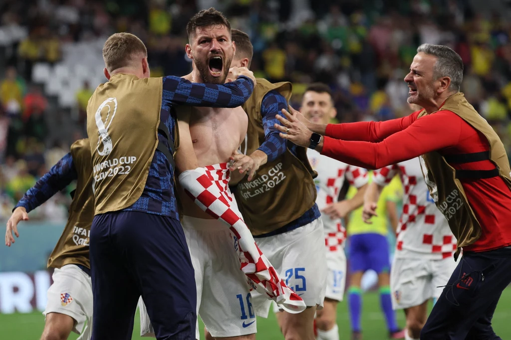 Bruno Petković tuż przed końcem dogrywki utrzymał Chorwację w grze, a ta po rzutach karnych wyeliminowala Brazylię Bruno Petković tuż przed końcem dogrywki utrzymał Chorwację w grze, a ta po rzutach karnych wyeliminowala Brazylię