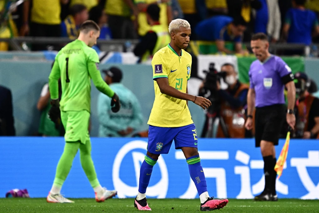 Rodrygo po niewykorzystanym rzucie karnym wraca do kolegów z reprezentacji Rodrygo po niewykorzystanym rzucie karnym wraca do kolegów z reprezentacji