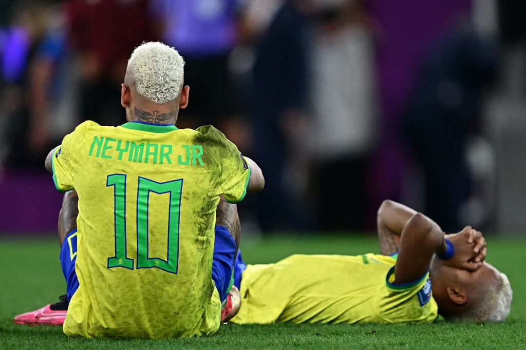 Neymar i Rodrygo rozpaczają nad odpadnięciem Brazylii Neymar i Rodrygo rozpaczają nad odpadnięciem Brazylii