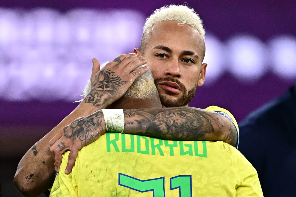 Neymar pocieszający zrozpaczonego Rodrygo Neymar pocieszający zrozpaczonego Rodrygo