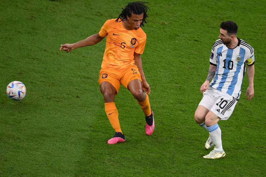 Lionel Messi (z prawej) Lionel Messi (z prawej)