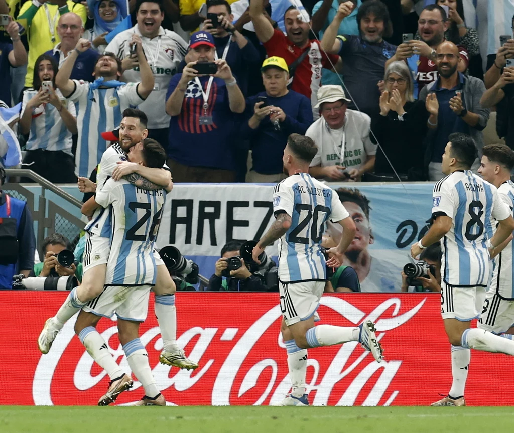 Leo Messi po pięknej asyście znalazł się w objęciach strzelca bramki Nahuela Moliny. Podążają cieszyć się razem z nimi Alexis Mac Alliseter (20) i Marcos Acuna (8) Leo Messi po pięknej asyście znalazł się w objęciach strzelca bramki Nahuela Moliny. Podążają cieszyć się razem z nimi Alexis Mac Alliseter (20) i Marcos Acuna (8)