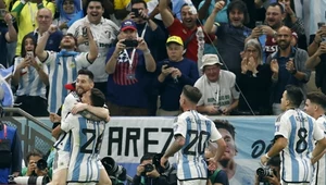 Leo Messi po pięknej asyście znalazł się w objęciach strzelca bramki Nahuela Moliny. Podążają cieszyć się razem z nimi Alexis Mac Alliseter (20) i Marcos Acuna (8)
