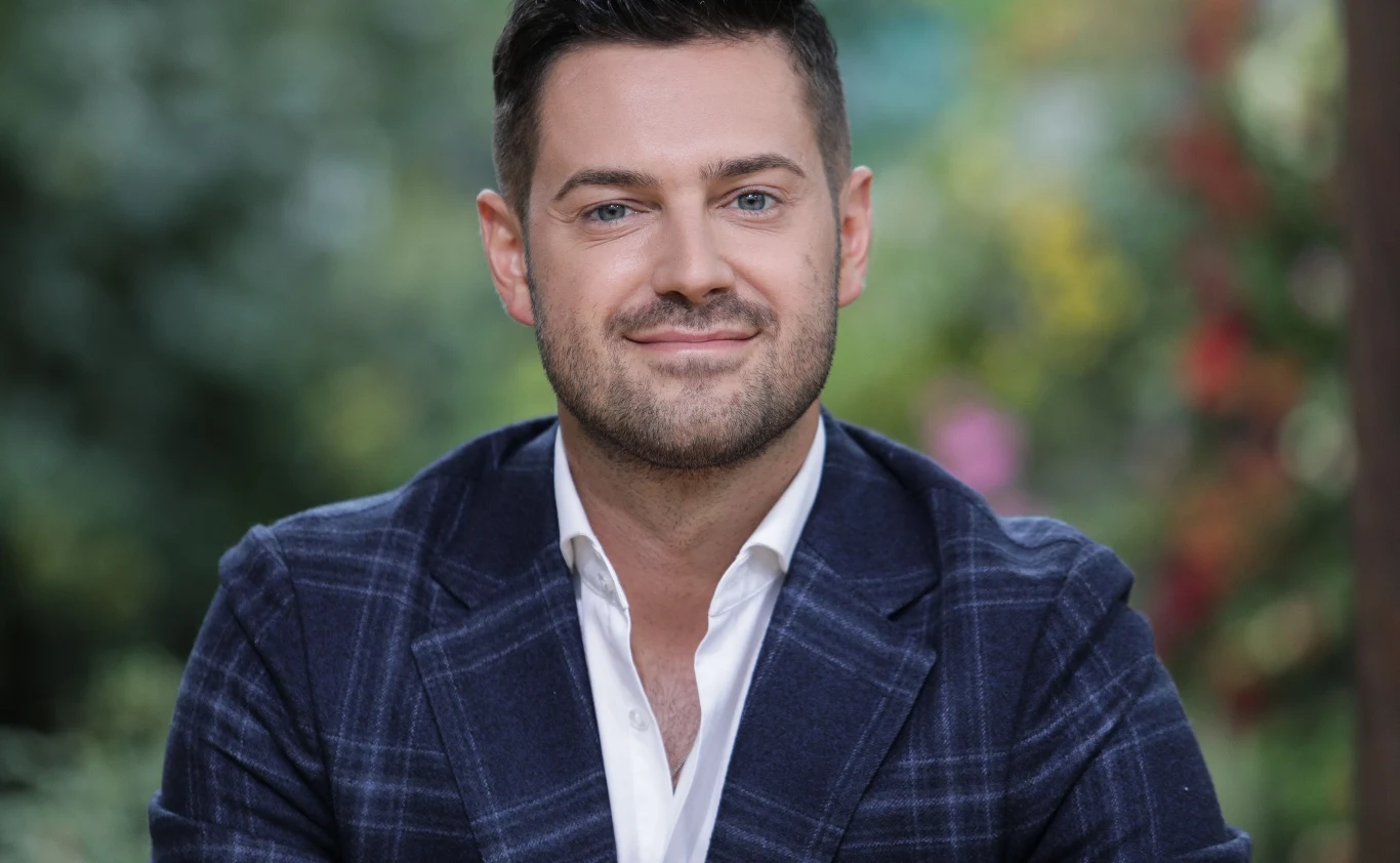 Krystian Kukułka jest nowym pracownikiem TVP Info. Wcześniej grał w "Barwach Szczęścia" Krystian Kukułka jest nowym pracownikiem TVP Info. Wcześniej grał w "Barwach Szczęścia"