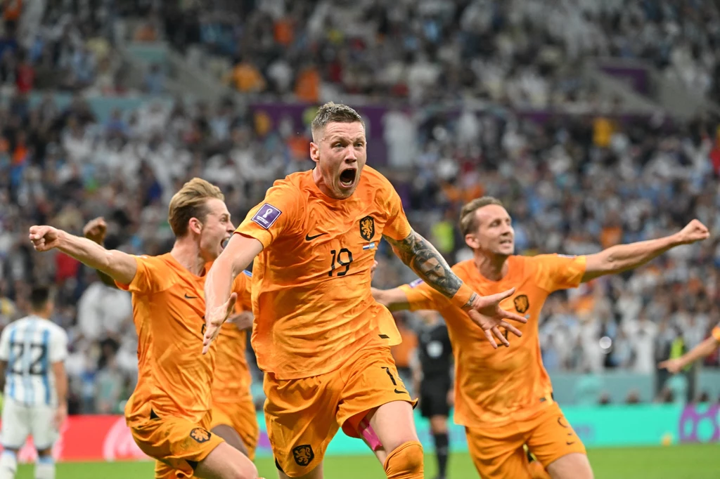 MŚ Katar 2022. Wout Weghorst wraz z kolegami z reprezentacji Holandii celebruje bramkę wyrównującą po niesamowitym rzucie wolnym MŚ Katar 2022. Wout Weghorst wraz z kolegami z reprezentacji Holandii celebruje bramkę wyrównującą po niesamowitym rzucie wolnym