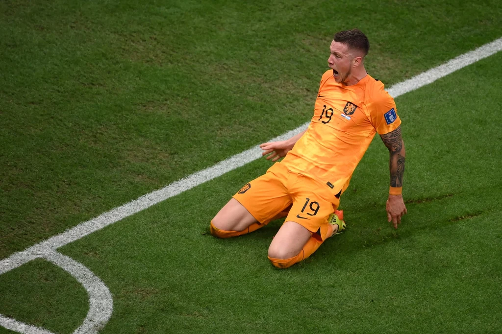 Wout Weghorst już wcześniej popisał się tak sprytnym pomysłem przy rozegraniu rzutu wolnego Wout Weghorst już wcześniej popisał się tak sprytnym pomysłem przy rozegraniu rzutu wolnego