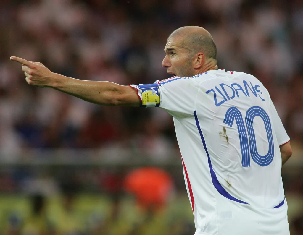 Dwie bramki Zinedine'a Zidane'a dały Francji wygraną z Anglią 2-1 na ME 2004 Dwie bramki Zinedine'a Zidane'a dały Francji wygraną z Anglią 2-1 na ME 2004