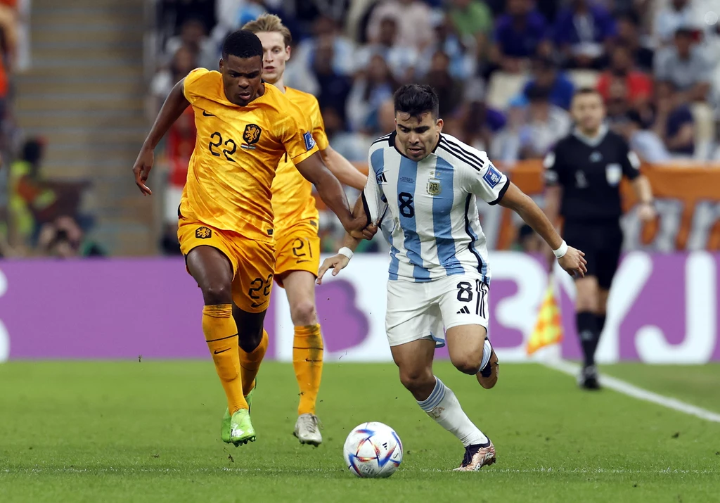 Marcos Acuna w starciu z Denzelem Dumfriesem. Argentyńczyk z powodu żółtych kartek nie zagra przeciw Chorwacji w półfinale Marcos Acuna w starciu z Denzelem Dumfriesem. Argentyńczyk z powodu żółtych kartek nie zagra przeciw Chorwacji w półfinale