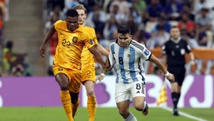 Marcos Acuna w starciu z Denzelem Dumfriesem. Argentyńczyk z powodu żółtych kartek nie zagra przeciw Chorwacji w półfinale