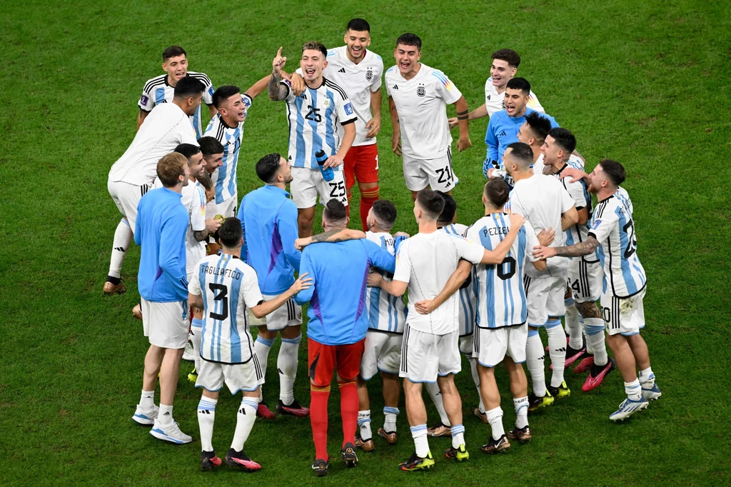 reprezentacja Argentyny świętująca awans do półfinału mistrzostw świata reprezentacja Argentyny świętująca awans do półfinału mistrzostw świata