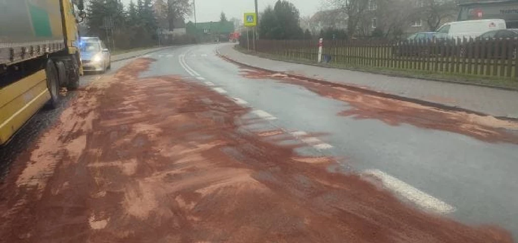 Ogromna plama na dolnośląskiej drodze Ogromna plama na dolnośląskiej drodze