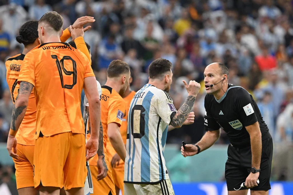 Lionel Messi nie mógł zrozumieć, dlaczego Mateu Lahoz kontynuował grę, choć minęło 10 doliczonych do drugiej połowy minut Lionel Messi nie mógł zrozumieć, dlaczego Mateu Lahoz kontynuował grę, choć minęło 10 doliczonych do drugiej połowy minut