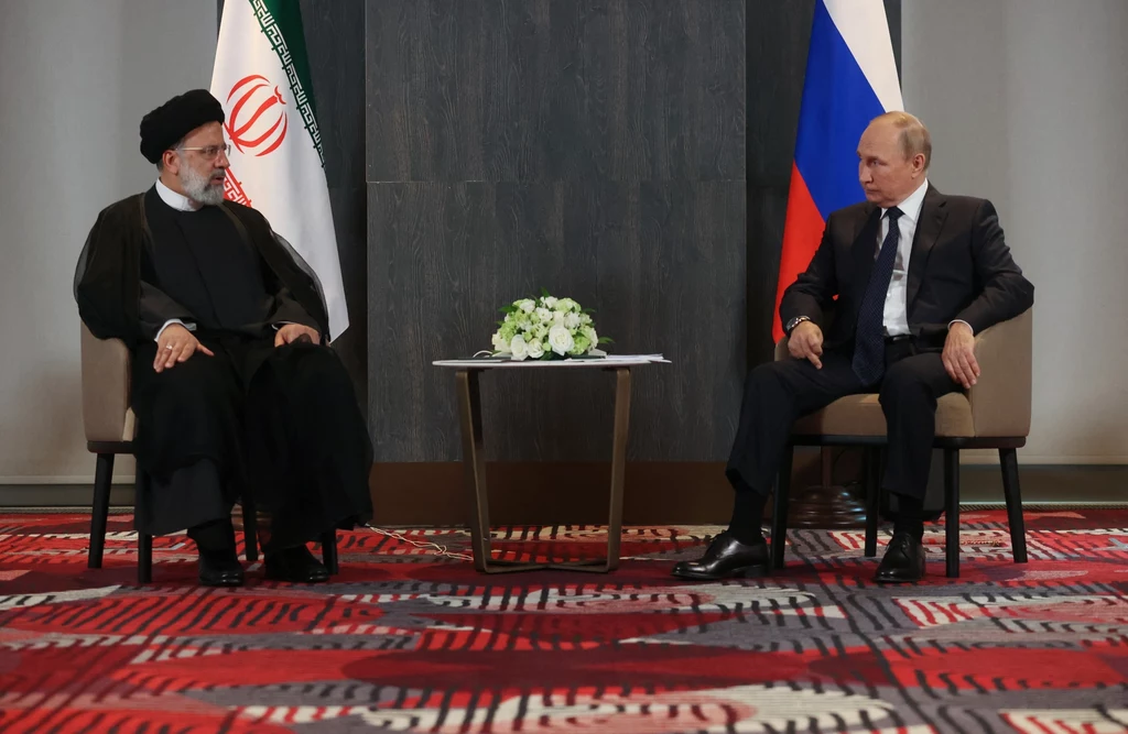 Prezydent Rosji Władimir Putin spotyka się ze swoim irańskim odpowiednikiem Ebrahimem Raisim Prezydent Rosji Władimir Putin spotyka się ze swoim irańskim odpowiednikiem Ebrahimem Raisim