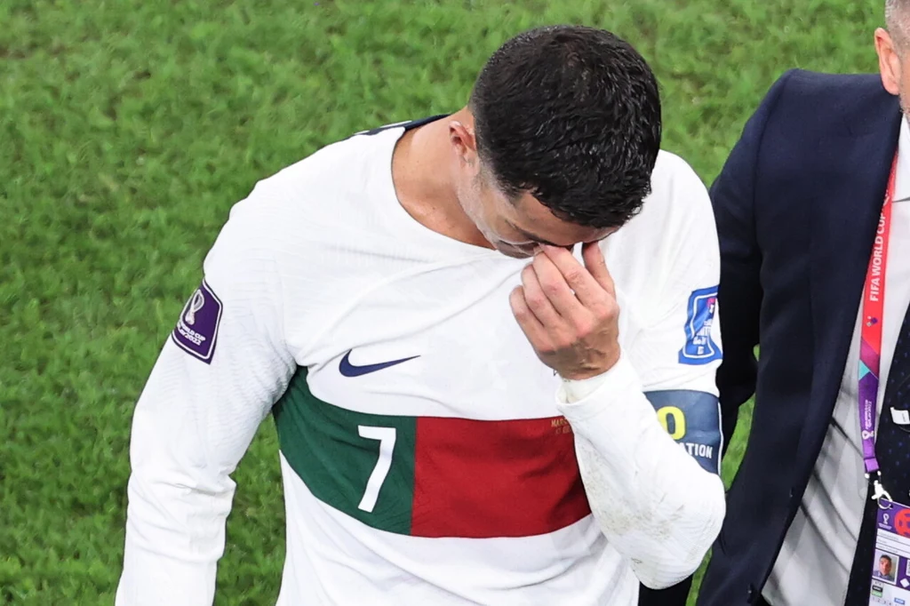 Cristiano Ronaldo nie mógł powstrzymać łez po odpadnięciu z turnieju Cristiano Ronaldo nie mógł powstrzymać łez po odpadnięciu z turnieju