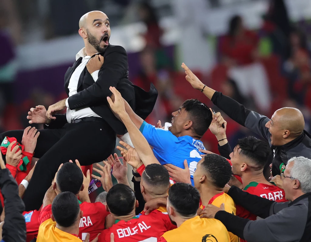 Mundial 2022. Drużyna Maroka fetuje swojego trenera, Walida Regraguia Mundial 2022. Drużyna Maroka fetuje swojego trenera, Walida Regraguia