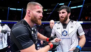 Magomied Ankalajew (z prawej) i Jan Błachowicz