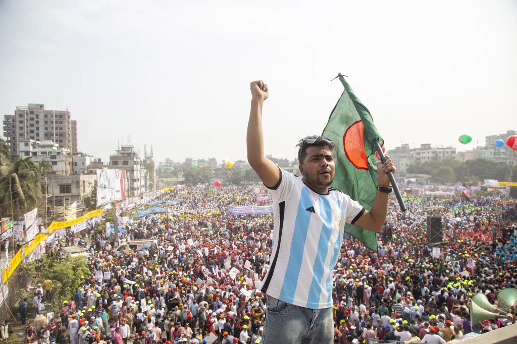 Nawet na wiecach politycznych w Bangladeszu jego uczestnicy występują w strojach Argentyny. Tak było również w sobotę 11 grudnia Nawet na wiecach politycznych w Bangladeszu jego uczestnicy występują w strojach Argentyny. Tak było również w sobotę 11 grudnia