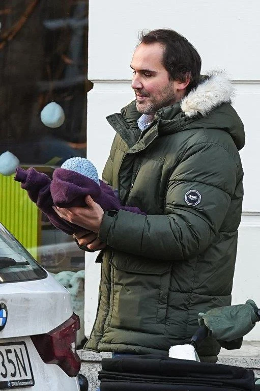 Lara Gessler mimo choroby wyszła z domu, towarzyszył jej mąż Lara Gessler mimo choroby wyszła z domu, towarzyszył jej mąż