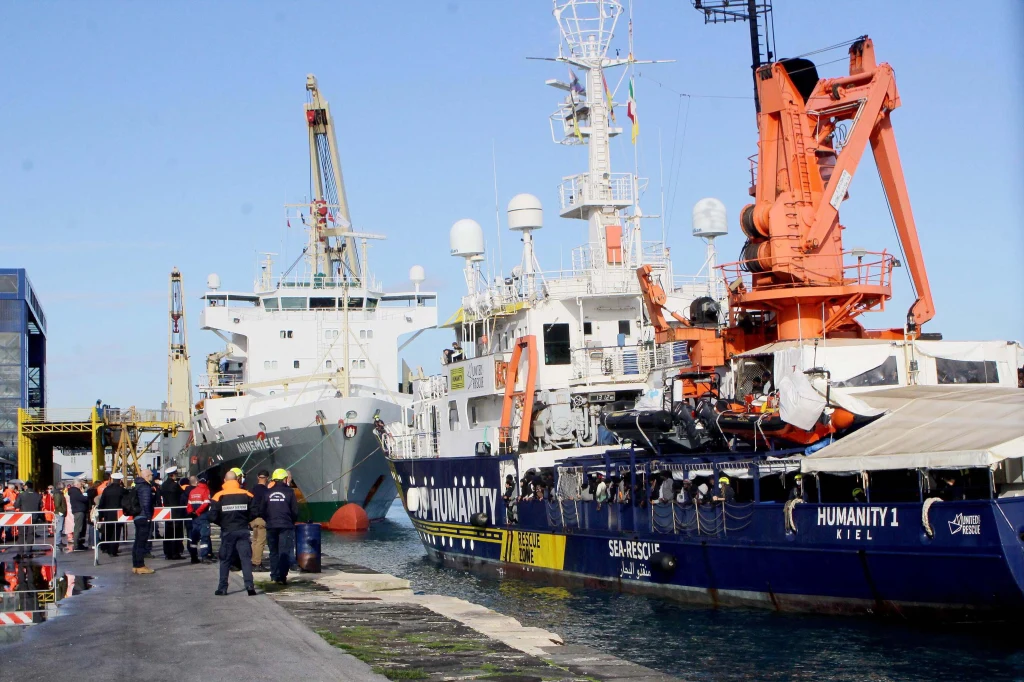 Statek Humanity 1 w porcie z migrantami