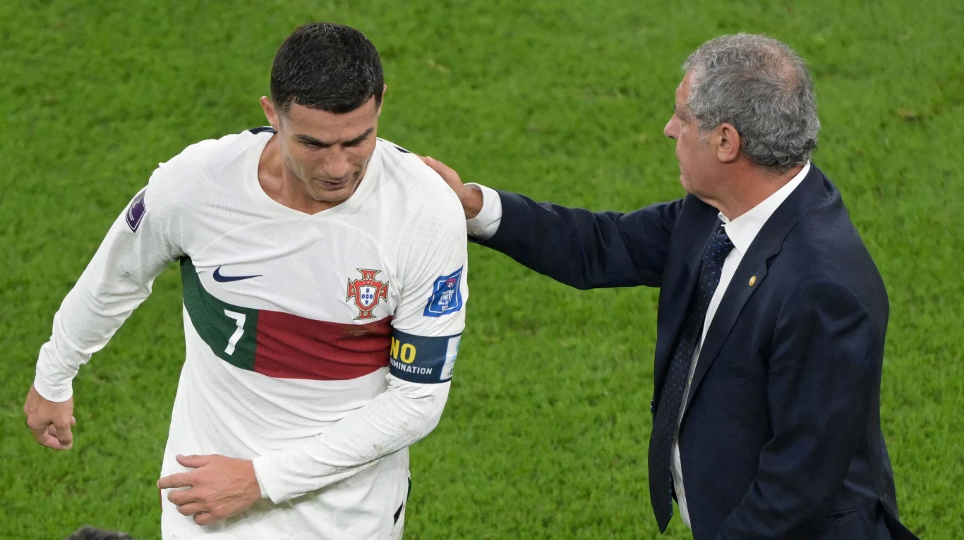 Cristiano Ronaldo i ówczesny selekcjoner reprezentacji Portugalii, Fernando Santos Cristiano Ronaldo i ówczesny selekcjoner reprezentacji Portugalii, Fernando Santos