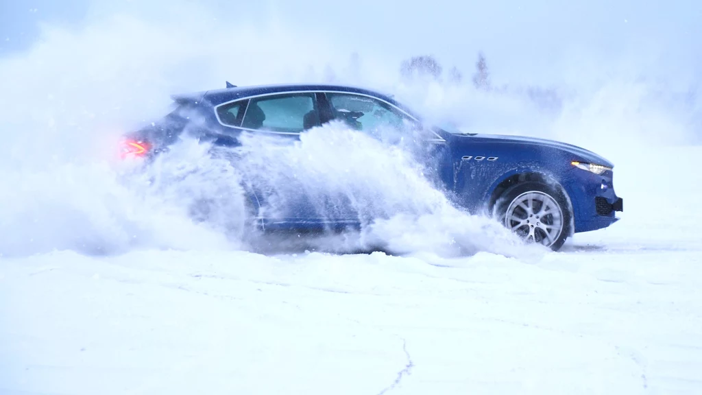 Driftowanie i inne podobne "zabawy" są surowo karane, nawet jeśli jesteśmy na pustym parkingu