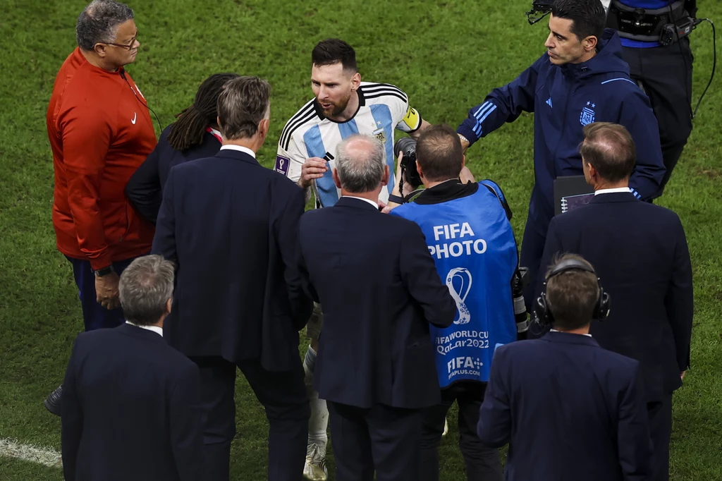 Louis van Gaal został zaatakowany przez Leo Messiego, który nie wytrzymał nerwowo Louis van Gaal został zaatakowany przez Leo Messiego, który nie wytrzymał nerwowo