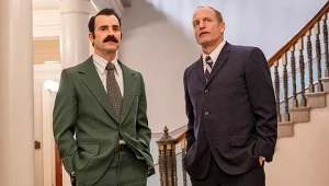 Justin Theroux i Woody Harrelson w serialu "White House Plumbers"