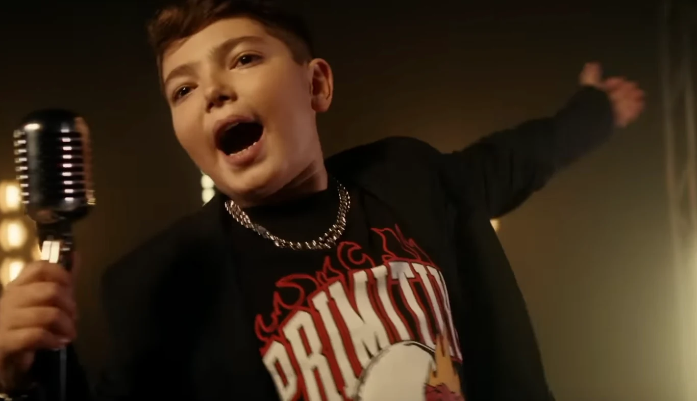 Lissandro w teledysku do "Oh Maman!" / Youtube Lissandro w teledysku do "Oh Maman!" / Youtube