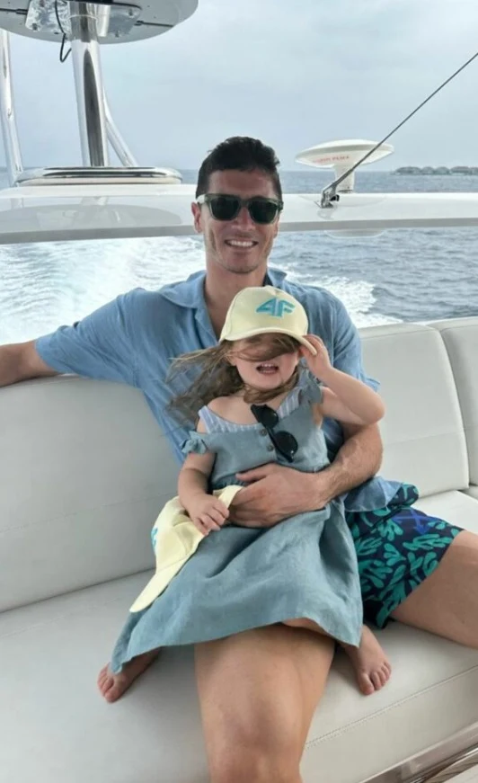 Robert Lewandowski z córką Laurą. Robert Lewandowski z córką Laurą.